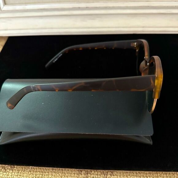 Urban Outfitters tortoiseshell Sunglasses w Marc by Marc Jacobs Sunglass Case - Picture 2 of 8